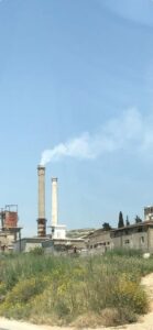 توجهت لجنة كفرحزير بالنداء الى رئيس الجمهورية ورئيس الحكومة ووزيرة البيئة والنيابة العامة البيئية في الشمال مناشدة انقاذ حياة من تبقى من اهالي شكا والكورة من براثن المجزرة البيئية والصحية التي تتجدد اليوم مع عودة احد المصانع الى اطلاق دخانه المسرطن المشبع بالمعادن الثقيلة بين بيوت السكان الامنين في شكا والكورة وهذا الدخان ناتج عن احراق الصخور الكلسية المحتوية على الكبريت والزئبق وسائر المعادن الثقيلة برواسب وبقايا الوقود النفطي مخلوطا بوقود رخيص مستخرج من دواليب الكاوتشوك المفرومة