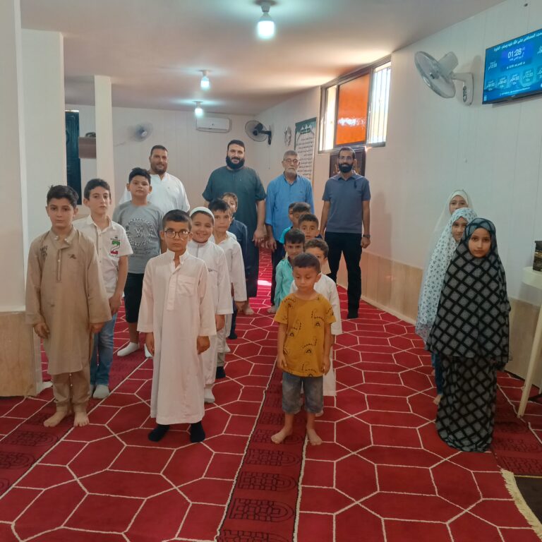بالعلم نرتقي… أطفال النخلة يختتمون دورتهم الصيفية في مُصلى المصطفى